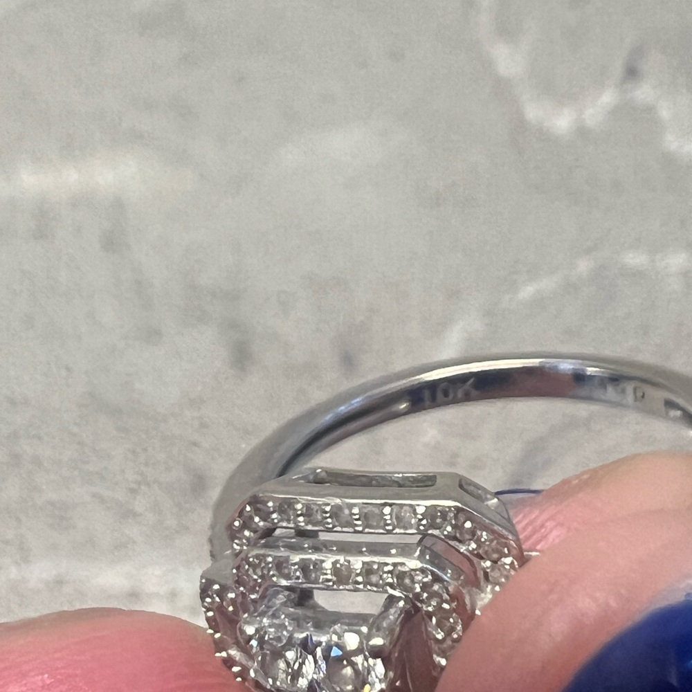 10 kt white gold and diamond ring